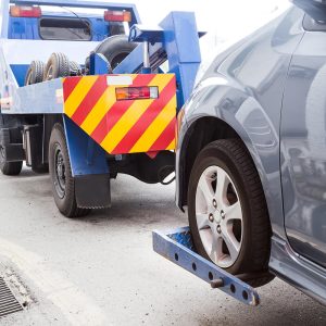 tow-truck-towing-a-broken-down-car-on-the-street-PE9HH3A-rb7vttwh4380k5flieb479kpllvcnij5ii3xxzggjc